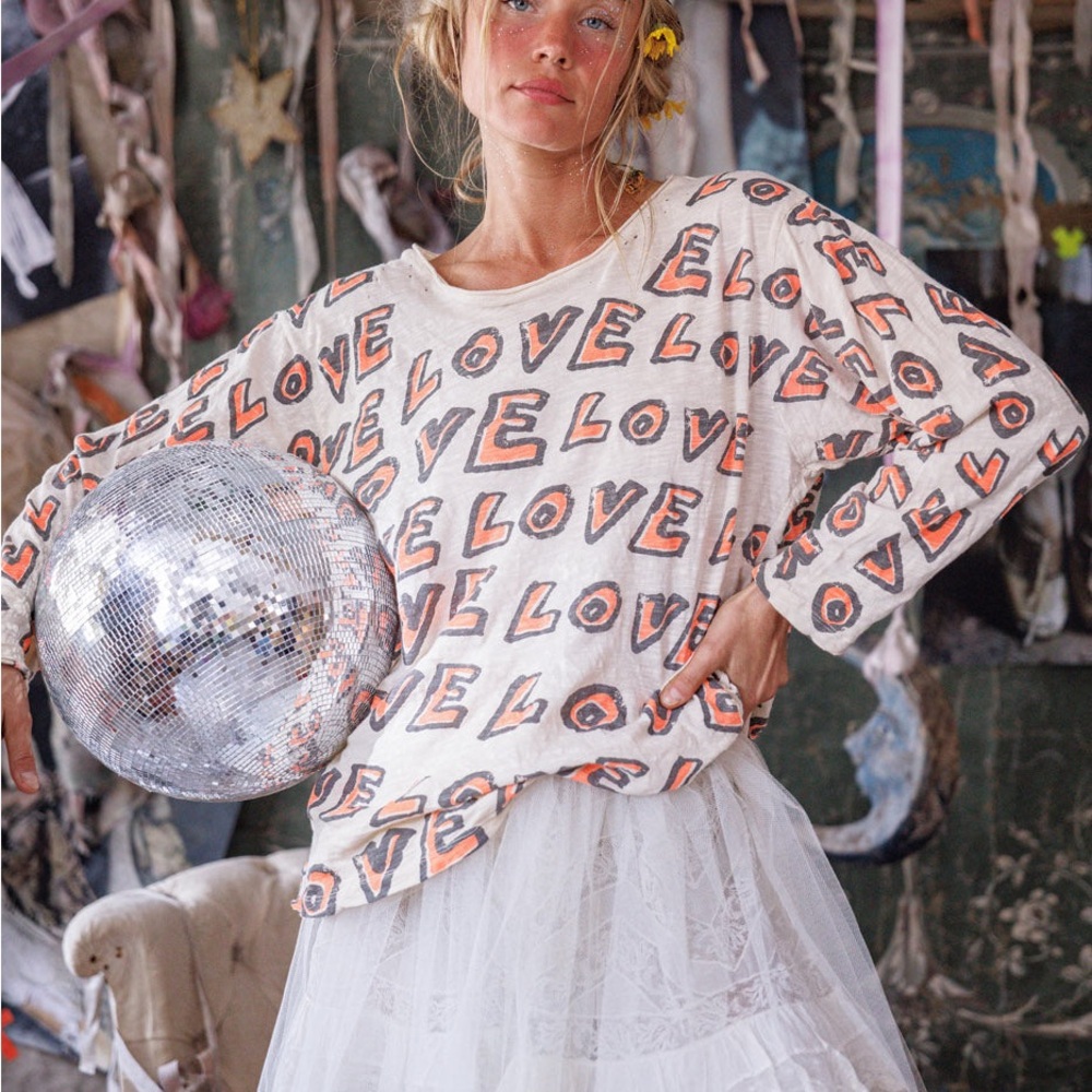 Magnolia Pearl. NWT. ❤️❤️ Cream Long Sleeve Tee with Coral & Black LOVE Print. - Picture 2 of 10